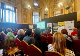 Conferința „Viitorul afacerilor de familie în România” desfășurată la Palatul Camerei de Comerț și Industrie București, unde participanții asistă la o prezentare despre digitalizare și inovație în afaceri. În prim-plan, un speaker susține un discurs în fața unui ecran proiectat, cu bannere ale organizatorilor și partenerilor în fundal.