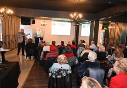 Eveniment organizat de ICI București, unde seniorii participă la o prezentare despre securitate cibernetică și transformare digitală, într-un cadru interactiv