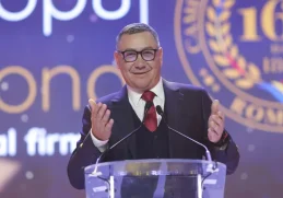 "Fostul premier Victor Ponta vorbind la un eveniment public, exprimându-se cu gesturi animate în timpul unui discurs, în timp ce poartă un costum elegant.