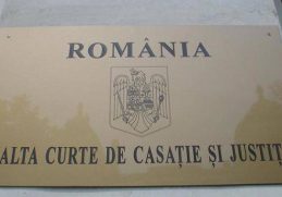 Placa Înaltei Curți de Casație și Justiție din România, cu emblema națională și textul gravat în metal