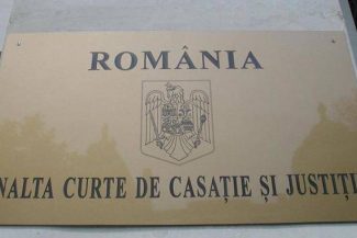 Placa Înaltei Curți de Casație și Justiție din România, cu emblema națională și textul gravat în metal