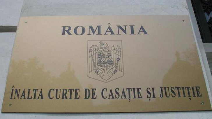 Placa Înaltei Curți de Casație și Justiție din România, cu emblema națională și textul gravat în metal