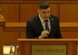 George Simion adresându-se Parlamentului din România, exprimându-și nemulțumirea față de conducerea guvernamentală, în timp ce stă la pupitrul Camerei Deputaților.