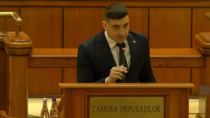George Simion adresându-se Parlamentului din România, exprimându-și nemulțumirea față de conducerea guvernamentală, în timp ce stă la pupitrul Camerei Deputaților.