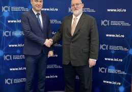 Dr. Ing. Adrian-Victor Vevera, director general ICI București, și Conf. Univ. Dr. Cătălin Andruș, director CNAI, semnează un parteneriat pentru securitate cibernetică și digitalizare.