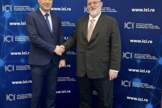 Dr. Ing. Adrian-Victor Vevera, director general ICI București, și Conf. Univ. Dr. Cătălin Andruș, director CNAI, semnează un parteneriat pentru securitate cibernetică și digitalizare.