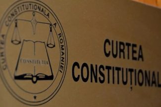 Sigla Curții Constituționale a României pe un fond de placă metalică, simbolizând gravitatea și importanța deciziilor instanței supreme în contextul electoral