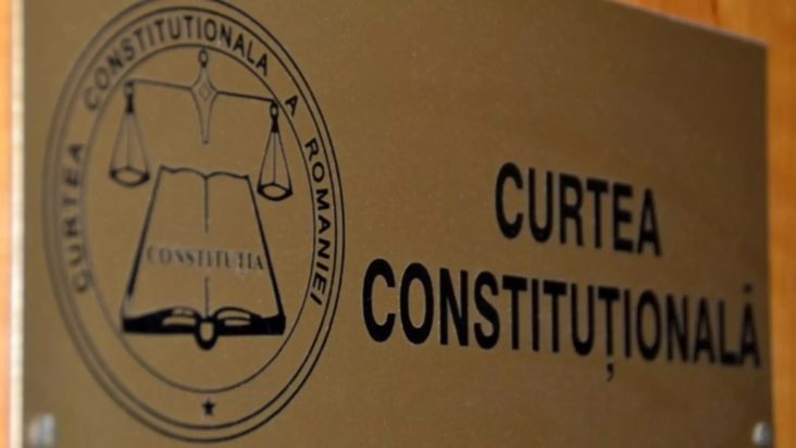 Sigla Curții Constituționale a României pe un fond de placă metalică, simbolizând gravitatea și importanța deciziilor instanței supreme în contextul electoral