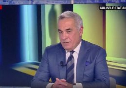 Călin Georgescu participă la emisiunea 'Culisele Statului Paralel' la Realitatea Plus, îmbrăcat în costum albastru și cravată, discutând serios despre relațiile internaționale și viitorul NATO