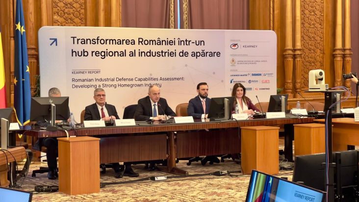 Mircea Geoană vorbește la conferința "Transformarea României într-un hub regional al industriei de apărare" organizată la Parlamentul României, evidențiind importanța inovației și parteneriatelor internaționale pentru consolidarea sectorului de apărare românesc.