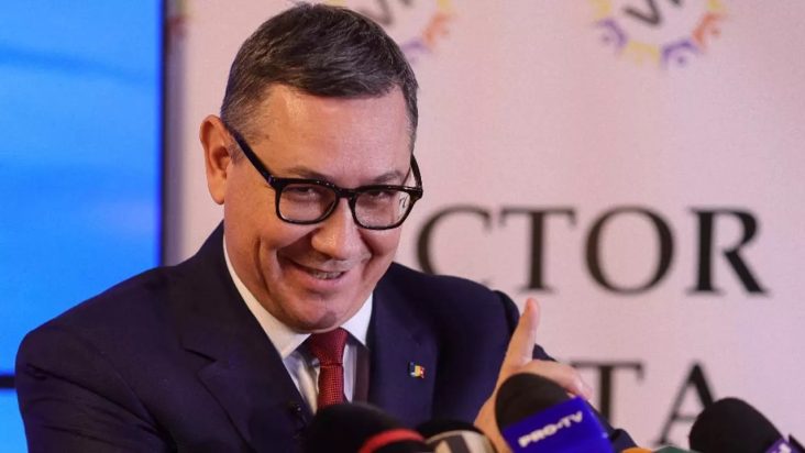 Victor Ponta vorbind la un microfon în timp ce anunță candidatura independentă pentru președinția României, înconjurat de mass-media."