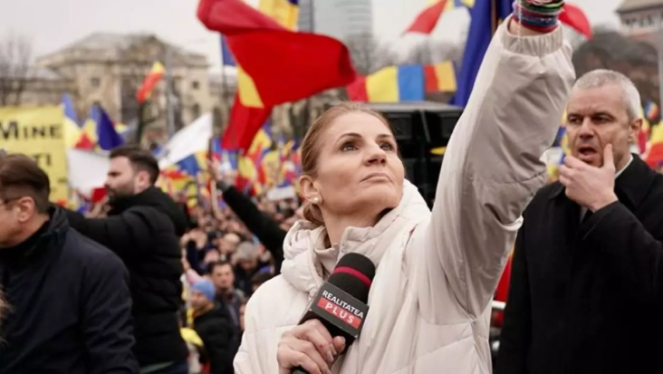 Anca Alexandrescu raportează la Realitatea Plus în timpul unei manifestații, evidențiind preocupările legate de tacticile de intimidare ale sistemului împotriva suveraniștilor