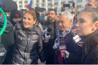 Anca ALexandrescu si Calin Georgescu participand la manifestația pentru democrație în București, susținându-l pe Călin Georgescu și cerând drepturi cetățenești, cu George Simion prezent