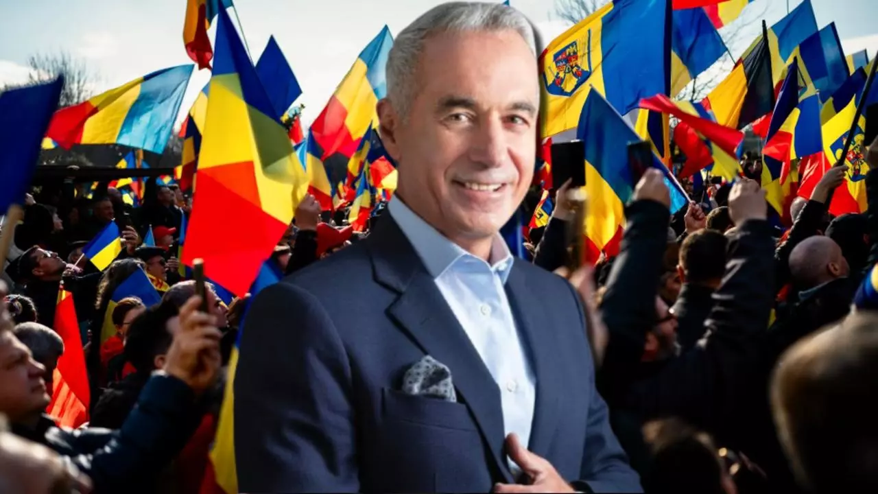 Călin Georgescu înconjurat de o mulțime de susținători agitând steaguri românești și europene, în timpul unui protest, zâmbind încrezător spre cameră.