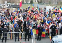 O mulțime de oameni înghesuiți, cu steaguri românești, adunați în fața Curții Constituționale pentru a susține candidatura lui Călin Georgescu.