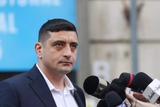 George Simion vorbind cu presa la Biroul Electoral Central, respingând propunerea de candidatură prezidențială în ciuda susținerii din partea AUR.