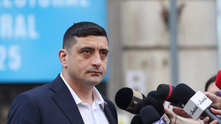 : George Simion vorbind cu presa în timp ce își va depune candidatura la BEC, un moment important pentru mișcarea suveranistă din România, într-o zi plină de tensiuni politice.