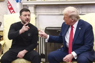 Președintele american Donald Trump discutând intens cu președintele ucrainean Volodymyr Zelensky în Biroul Oval, ambii lideri par să fie implicați într-o conversație serioasă.