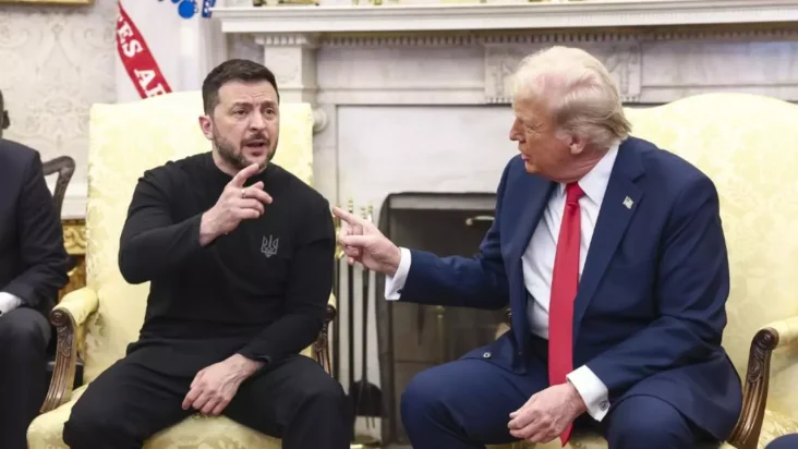 Președintele american Donald Trump discutând intens cu președintele ucrainean Volodymyr Zelensky în Biroul Oval, ambii lideri par să fie implicați într-o conversație serioasă.