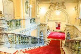 Interioare opulente ale Palatului Cotroceni, simbolizând miza alegerilor prezidențiale din 2025 în România.