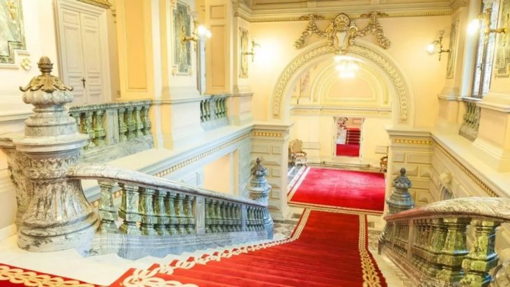 Interioare opulente ale Palatului Cotroceni, simbolizând miza alegerilor prezidențiale din 2025 în România.