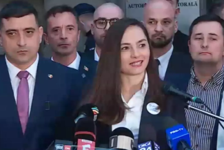 George Simion și Anamaria Gavrilă, înconjurați de susținători, la un eveniment electoral, anunțând depunerea candidaturilor la BEC.