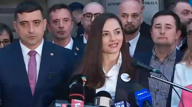 George Simion și Anamaria Gavrilă, înconjurați de susținători, la un eveniment electoral, anunțând depunerea candidaturilor la BEC.
