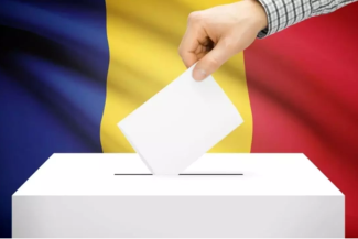 O persoană introduce un buletin de vot într-o urnă albă, având în fundal tricolorul României, simbolizând participarea la un proces electoral democratic