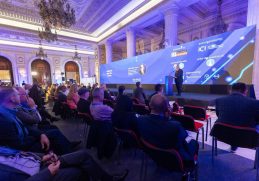 Adrian Vevera, tinand un speach in cadrul Digital Innovation Summit Bucharest 2025