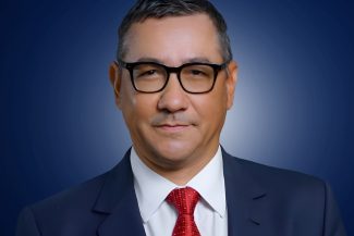 Victor Ponta imagine tip portret imbracat la costum si cravata