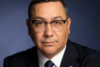 Portret Victor Ponta cu o expresie sobra