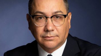 Portret Victor Ponta cu o expresie sobra