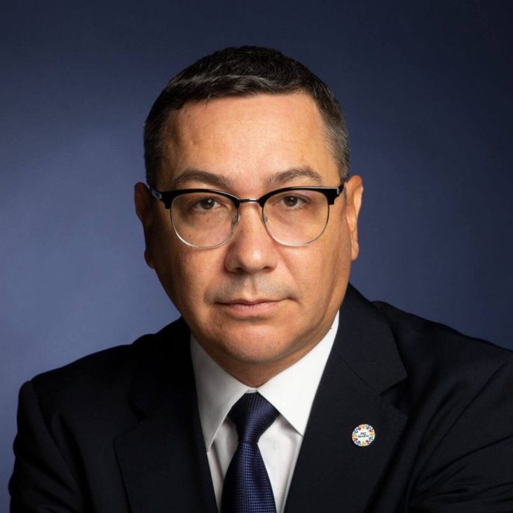 Portret Victor Ponta cu o expresie sobra