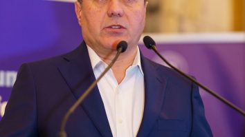 Florin Spătaru, fost ministru al Economiei, susține un discurs despre redresarea economică a României, în cadrul unei conferințe oficiale.