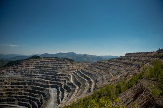 Panorama unei zone miniere românești, simbol al paradoxului economic dintre bogățiile subterane și lipsa exploatării strategice.