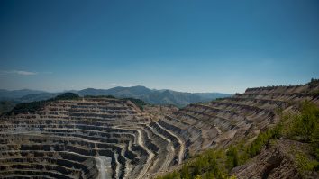 Panorama unei zone miniere românești, simbol al paradoxului economic dintre bogățiile subterane și lipsa exploatării strategice.