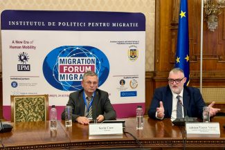 Adrian-Victor Vevera, Director General ICI București, alături de Sorin Cace, în cadrul Migration Forum 2025, discutând despre rolul tehnologiei în politicile de migrație și reintegrarea diasporei.