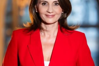 Anca Alexandrescu, candidată independentă la Primăria Capitalei, într-o fotografie oficială, vorbind despre programul său „Eradicarea sărăciei” și măsurile de sprijin pentru familii, tineri și comunități vulnerabile.