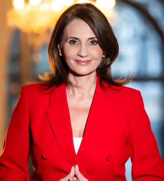 Anca Alexandrescu, candidată independentă la Primăria Capitalei, într-o fotografie oficială, vorbind despre programul său „Eradicarea sărăciei” și măsurile de sprijin pentru familii, tineri și comunități vulnerabile.