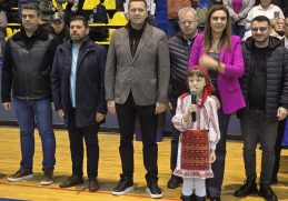 Corneliu Ștefan, președintele Consiliului Județean Dâmbovița, alături de tinerii sportivi participanți la Cupa Shorin Ryu din Târgoviște.