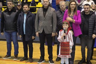 Corneliu Ștefan, președintele Consiliului Județean Dâmbovița, alături de tinerii sportivi participanți la Cupa Shorin Ryu din Târgoviște.