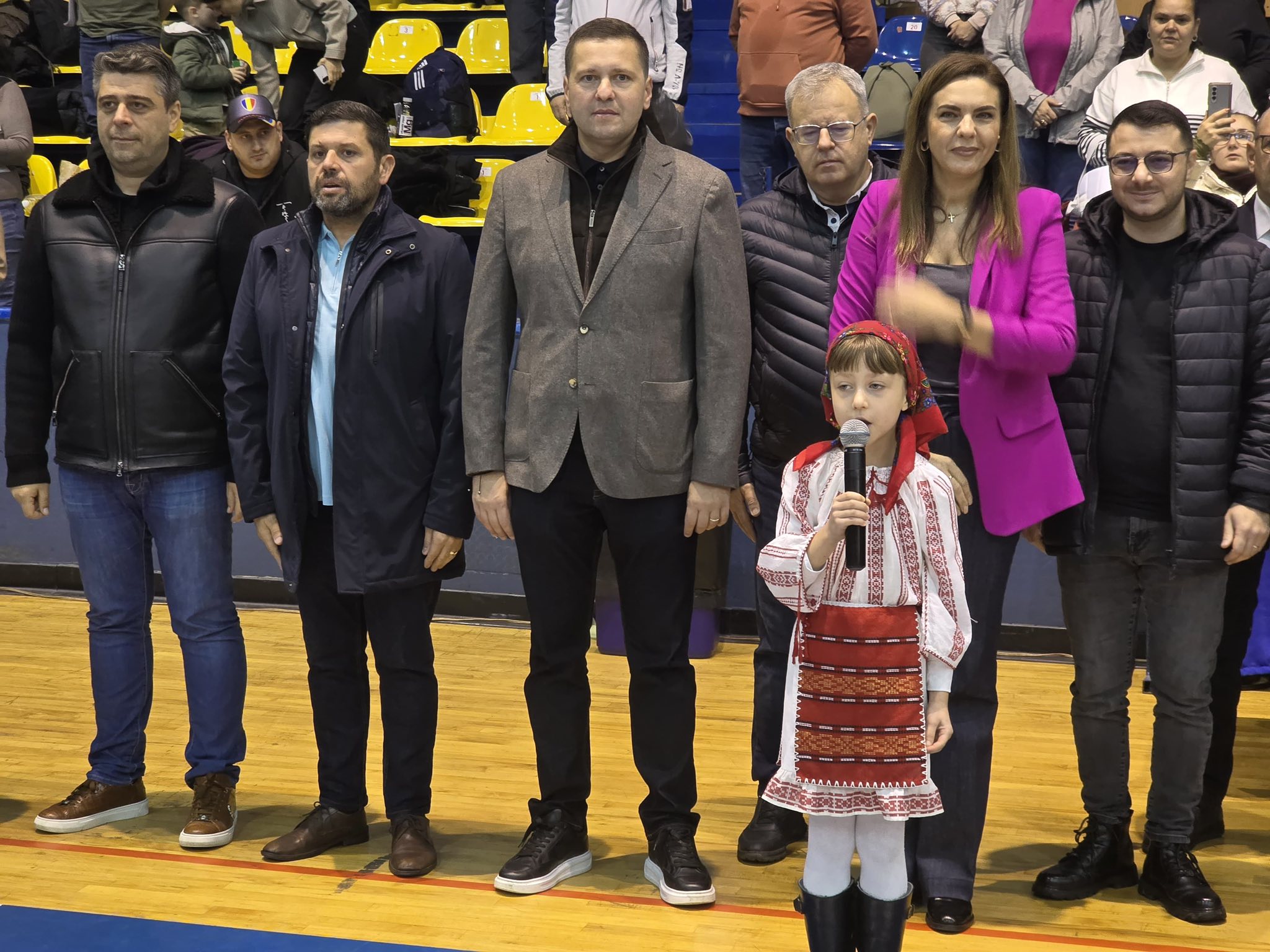 Corneliu Ștefan, președintele Consiliului Județean Dâmbovița, alături de tinerii sportivi participanți la Cupa Shorin Ryu din Târgoviște.