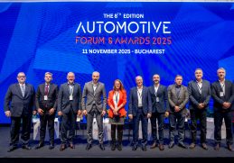 Adrian-Victor Vevera pe scena Automotive Forum & Awards 2025, alături de reprezentanți din industrie și experți în tehnologie auto.