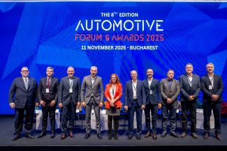 Adrian-Victor Vevera pe scena Automotive Forum & Awards 2025, alături de reprezentanți din industrie și experți în tehnologie auto.