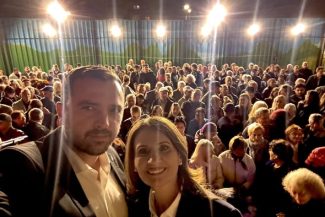 Mihai Enache și Anca Alexandrescu alături de susținători AUR la un eveniment electoral în București