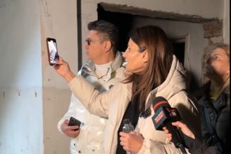 Anca Alexandrescu la Policlinica Morarilor din Sectorul 2, vorbind despre starea de degradare a clădirii și nevoia urgentă de redeschidere a unităților medicale din subordinea Primăriei Capitalei.