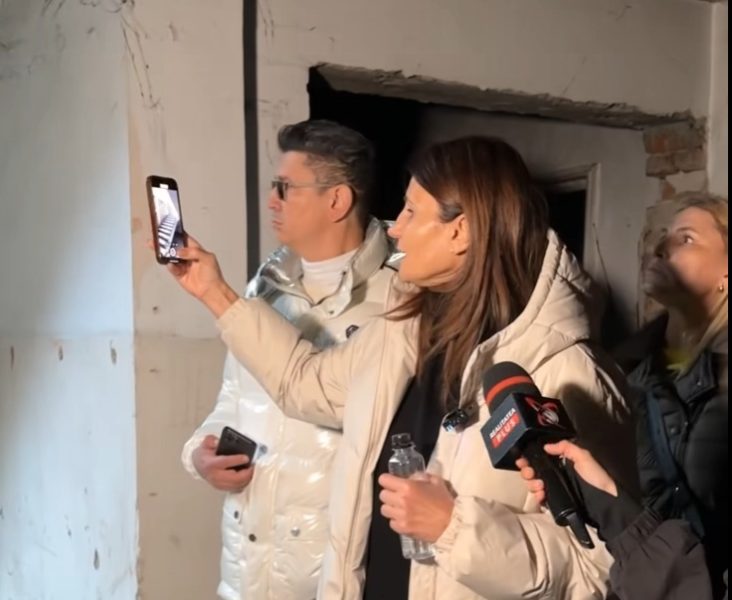 Anca Alexandrescu la Policlinica Morarilor din Sectorul 2, vorbind despre starea de degradare a clădirii și nevoia urgentă de redeschidere a unităților medicale din subordinea Primăriei Capitalei.