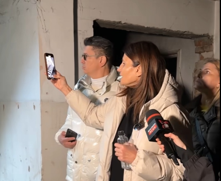 Anca Alexandrescu la Policlinica Morarilor din Sectorul 2, vorbind despre starea de degradare a clădirii și nevoia urgentă de redeschidere a unităților medicale din subordinea Primăriei Capitalei.