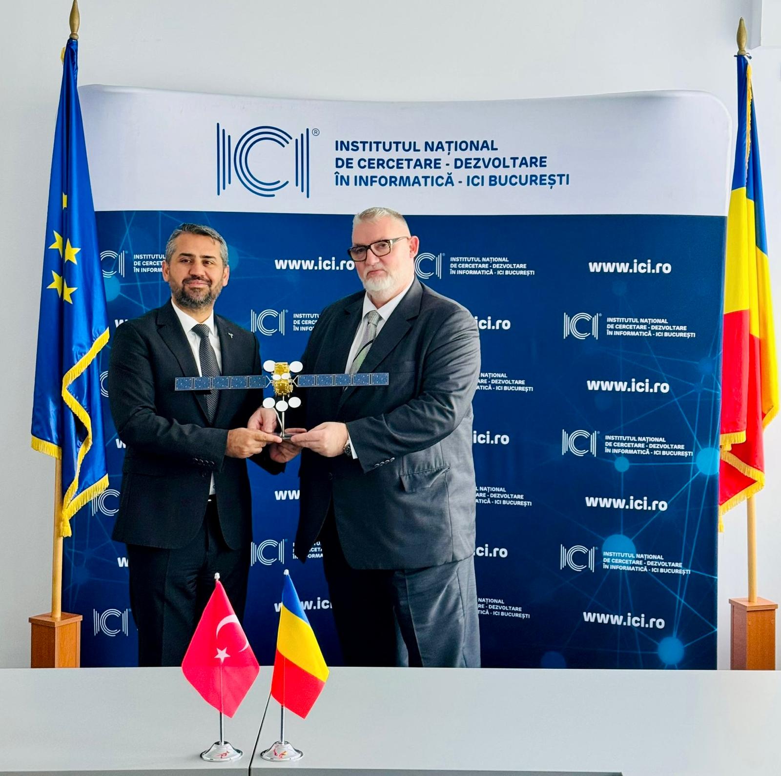 Adrian Victor Vevera alaturi de Orhan Koca, director general adjunct Türksat