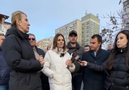Anca Alexandrescu discutând cu directorul Clubului Olimpia București despre necesitatea reabilitării bazei sportive și salvării acesteia de la dispariție.